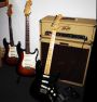 Übungsecke mit Fender und Squier Japan Vintage im Vordergrund eine E-Serie 57er mit Dimarzio Fender JV  und eine Squier JV