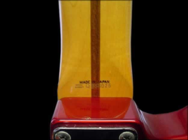 Fender Q-Serie der Made in Japan Schriftzug und die Seriennummer beim Hals- Korpusübergang